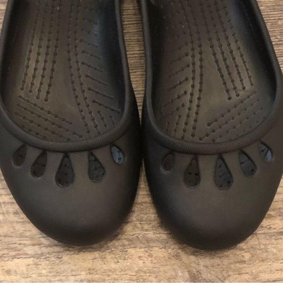 Crocs Kids Girl Flats Size 4 Black EUC - Picture 3 of 9